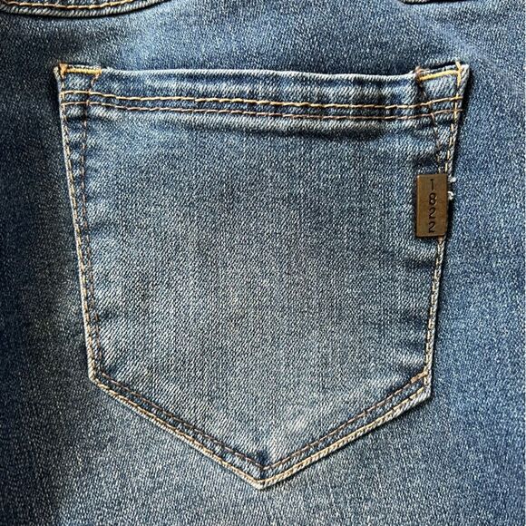 1822 Denim Adriana Jean. Slim fit. Stretch. Size 4 Medium distressed wash - Picture 4 of 10